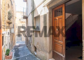 Edificio all\'aperto - Trilocale Via Favitta
 
16, Caltagirone - foto 19