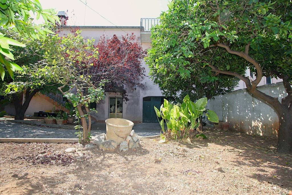 Giardino - Casa indipendente via Estramurale di Ponente, Matino - foto 1