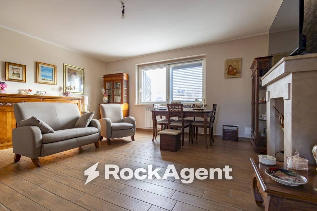 Salone - Three-room apartment via Bisceglia, Catanzaro - photo 1