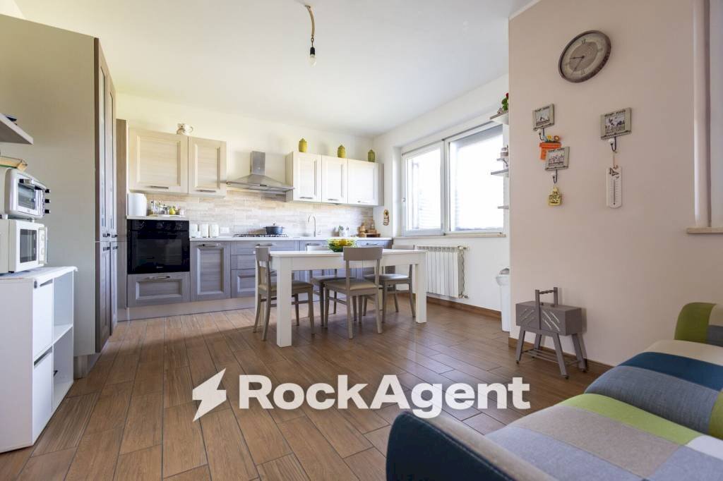 Salone - Three-room apartment via Bisceglia, Catanzaro - photo 2