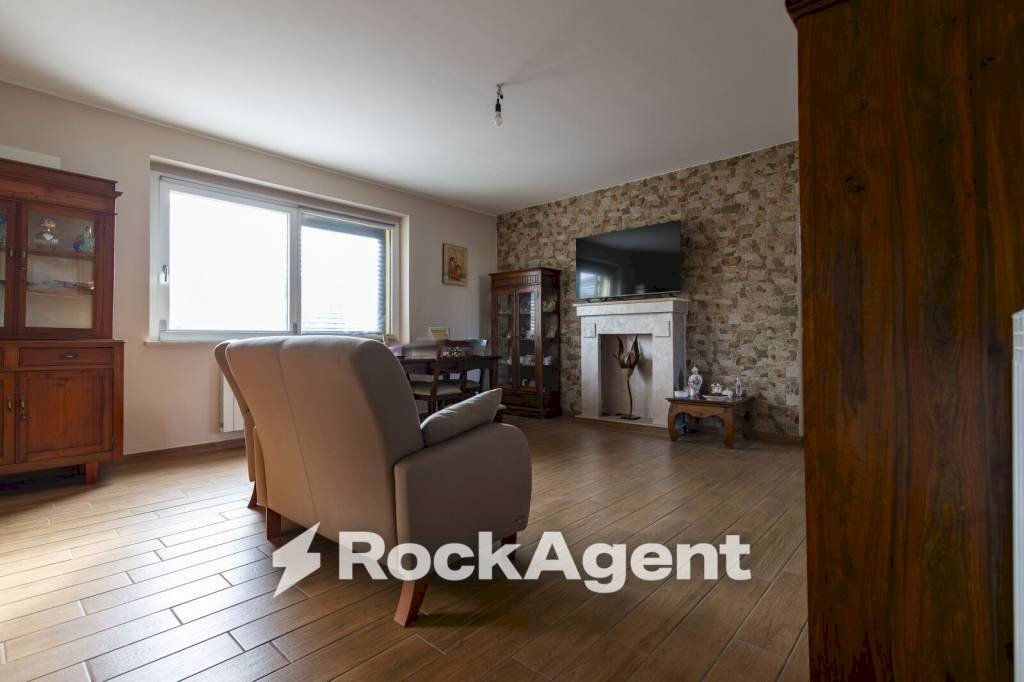 Salone - Three-room apartment via Bisceglia, Catanzaro - photo 3