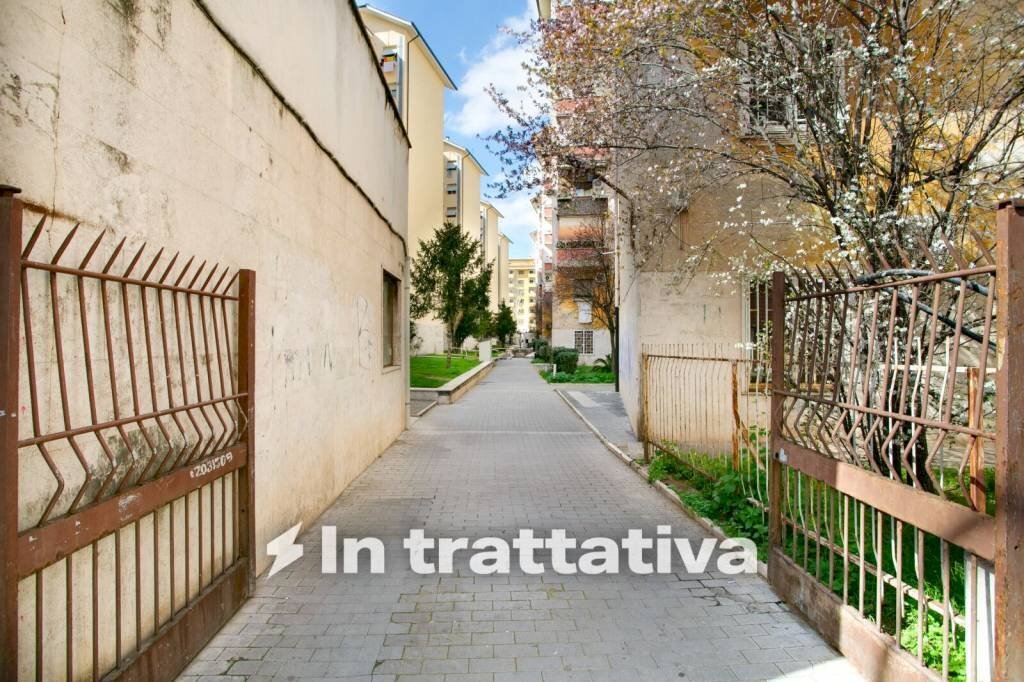 Cortile interno - Bilocale via Calpurnio Fiamma, 130, Roma - foto 1