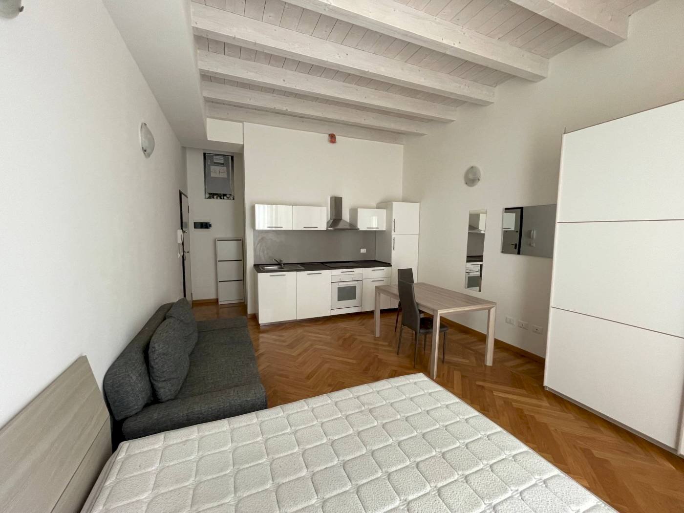 Monolocale Via Santo Stefano, 49, Bologna (zona Centro Storico) - foto 1