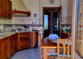 Four-room apartment Via gilles de chevreres, Aosta - photo 3