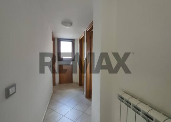 Hall / corridoio - Three-room apartment VIA LUSSEMBURGO
 
35, L'Aquila - photo 8