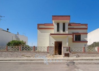 Facciata - Casa indipendente via Savona, Matino - foto 2