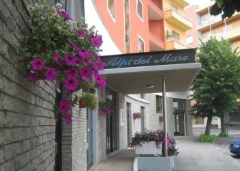 Facciata - Hotel piazza Mellano, 7, Mondovì - foto 3