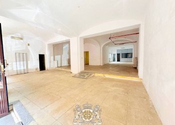 Interno palazzo - Negozio via Bartolomeo Bruni, 3, Cuneo (zona Centro) - foto 1