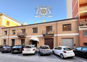 Facciata - Negozio via Bartolomeo Bruni, 3, Cuneo (zona Centro) - foto 28
