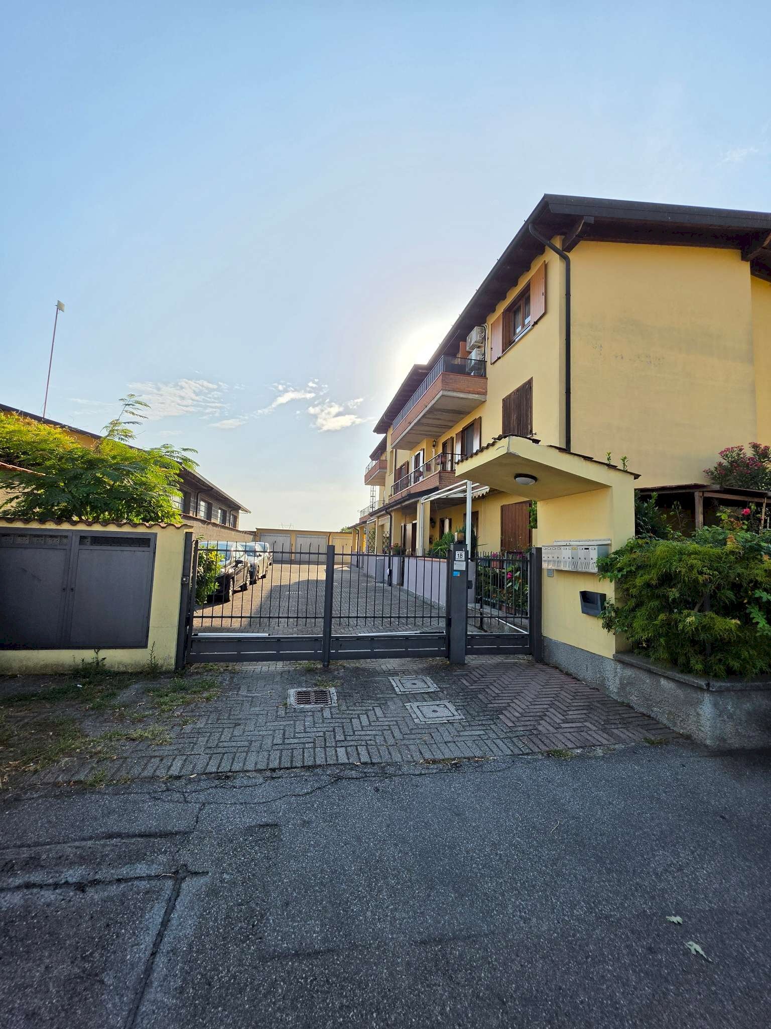 facciata - Three-room apartment via Pascoli, Crespiatica - photo 1