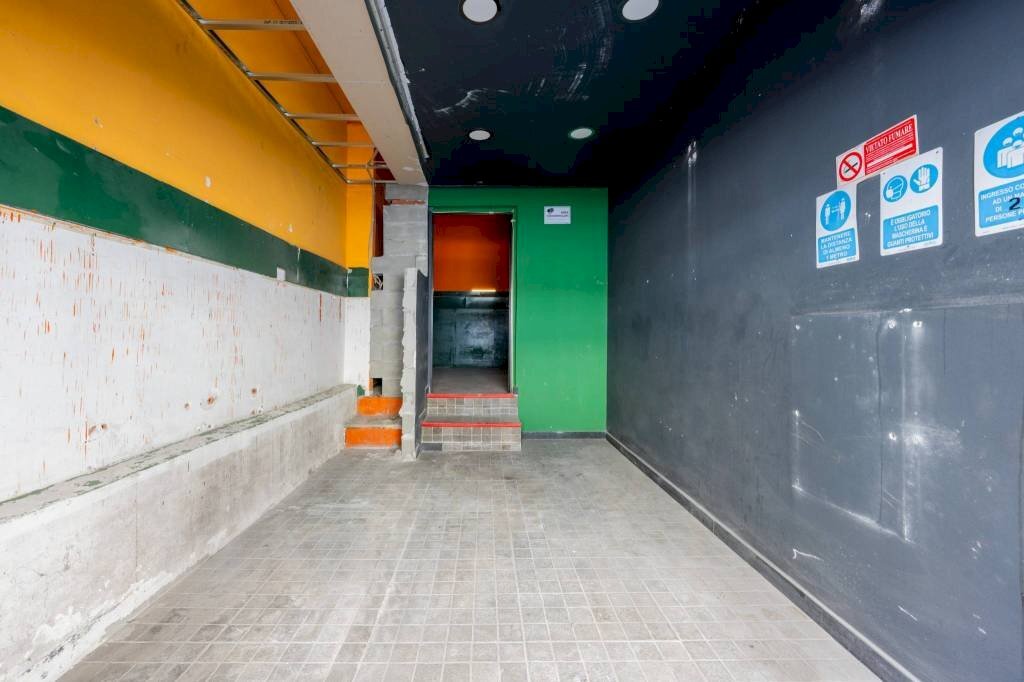 Stanza arredata - Negozio via Giovanni Torti, 131r, Genova (zona Marassi) - foto 1