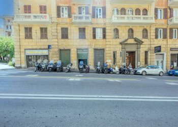 Facciata - Negozio via Giovanni Torti, 131r, Genova (zona Marassi) - foto 12