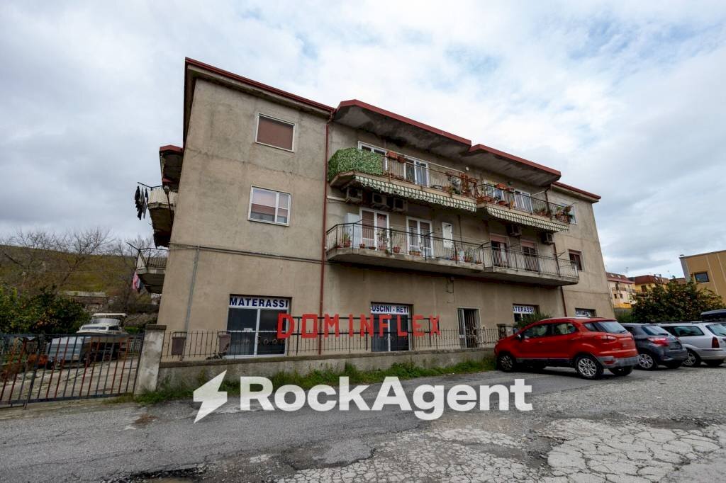 Facciata - Three-room apartment via Conti di Loritello, 9/B, Catanzaro - photo 2