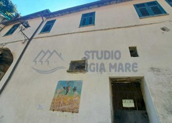 1 - Portion of a house Via Magenta, Badalucco - photo 1