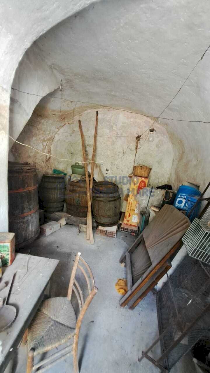 3 - Portion of a house Via Magenta, Badalucco - photo 2