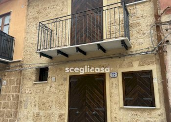 Foto 1 - Stabile - Palazzo Via castello
 
27, Carini - foto 1