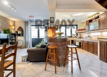 Sala da pranzo - Casa semi indipendente Via Battiati
 
32, Aci Bonaccorsi - foto 11