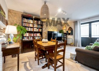Sala da pranzo - Casa semi indipendente Via Battiati
 
32, Aci Bonaccorsi - foto 12