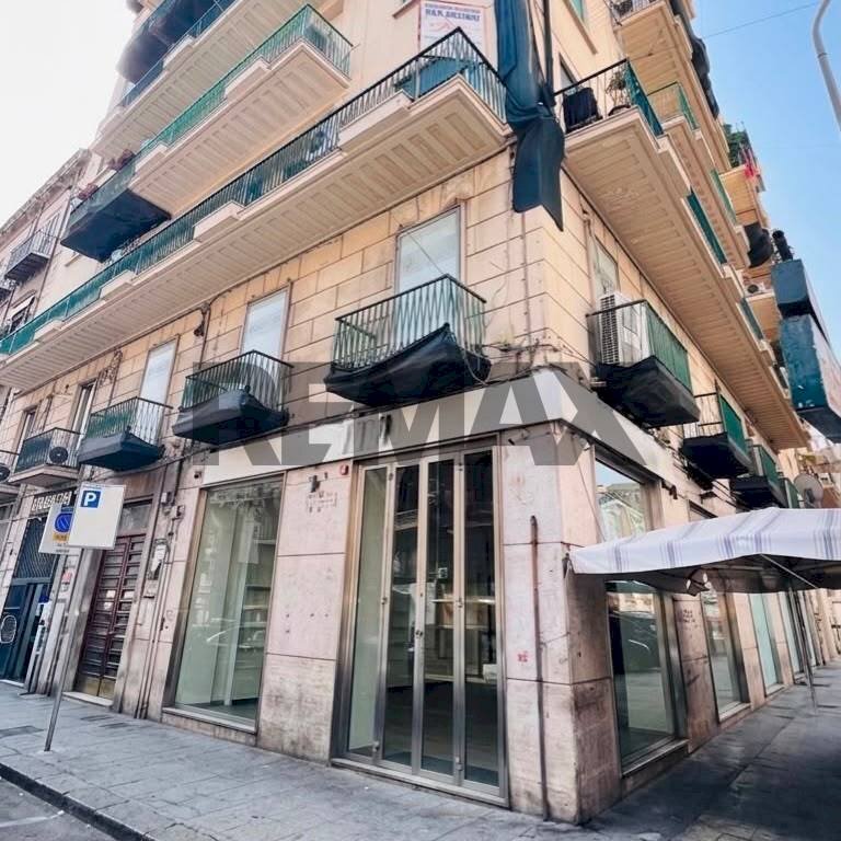 Edificio all\'aperto - Locale Commerciale Corso Camillo Finocchiaro Aprile
 
100-102, Palermo - foto 1