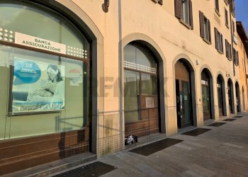 Edificio all\'aperto - Commercial Premises PIAZZA CAVOUR
16, Trescore Balneario - photo 2