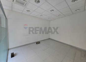 Stanza vuota - Commercial Premises PIAZZA CAVOUR
16, Trescore Balneario - photo 17