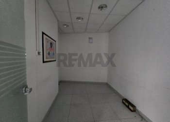 Stanza vuota - Commercial Premises PIAZZA CAVOUR
16, Trescore Balneario - photo 18
