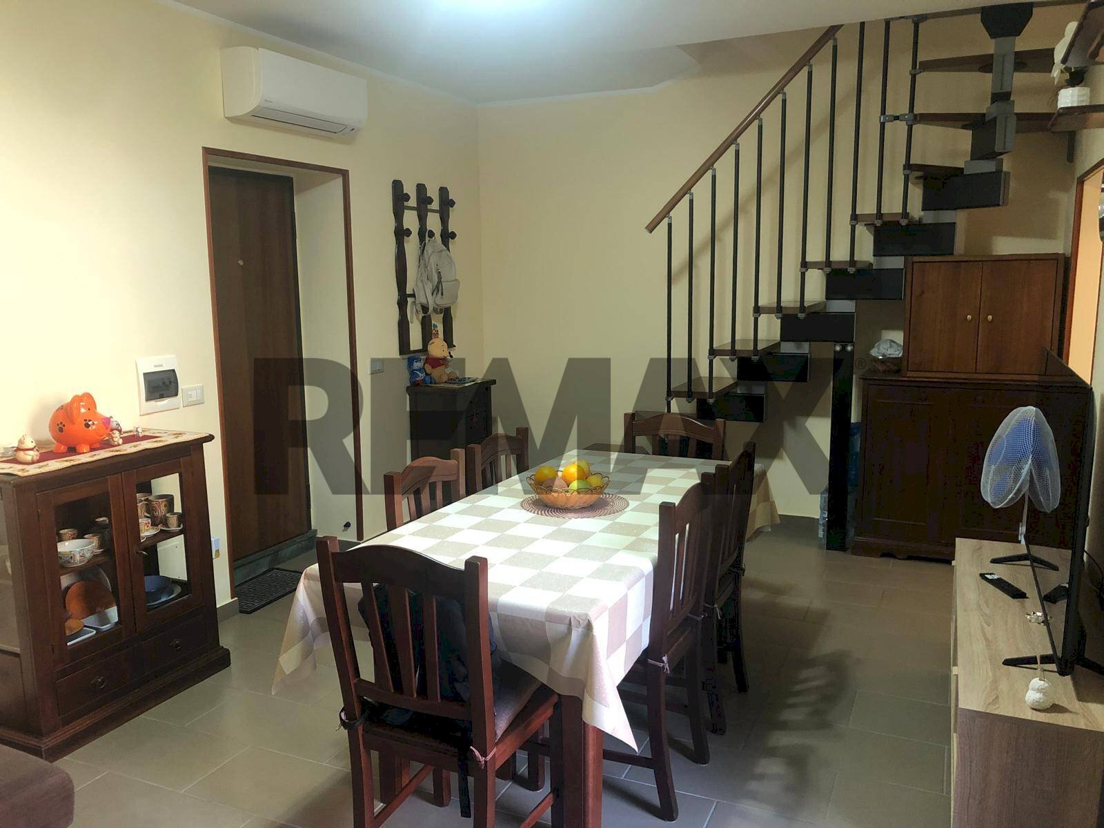 Sala da pranzo - Casa indipendente VIA COLONNA DI SERRA
 
13, Lamezia Terme - foto 1