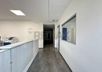 Hall / corridoio - Capannone via Carnia
234, Varese - foto 5