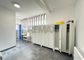 Spogliatoi e bagno - Capannone via Carnia
234, Varese - foto 9