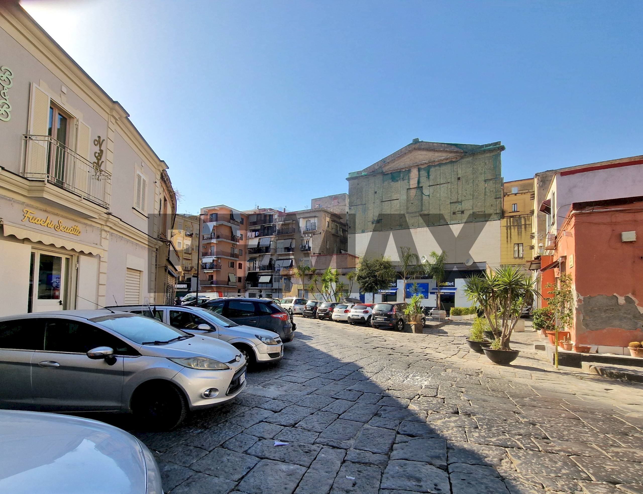 Edificio all\'aperto - Locale Commerciale Vico Corradino
155-157, Napoli - foto 2
