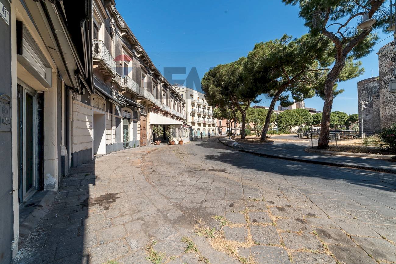 Edificio all\'aperto - Locale Commerciale Piazza Federico Di Svevia
45, Catania - foto 2