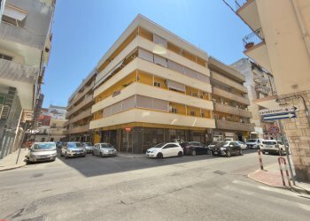 Foto 1 - Commercial Premises Tre Novembre
17-19/A-19/B, Barletta - photo 1