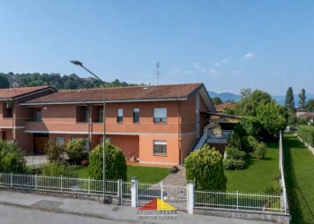 Facciata - Villa a Schiera largo Caduti sul Lavoro, 9, Saluzzo - foto 1