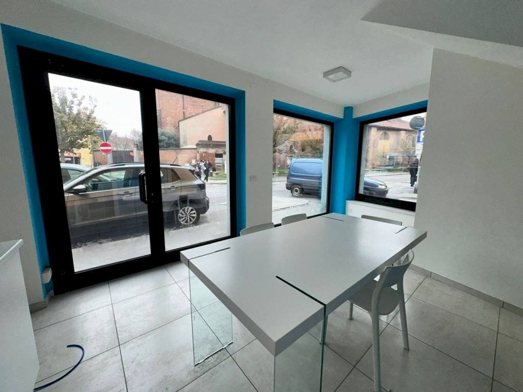 Interno non residenziale - Negozio via Vittorio Emanuele II, 83, Chieri - foto 1