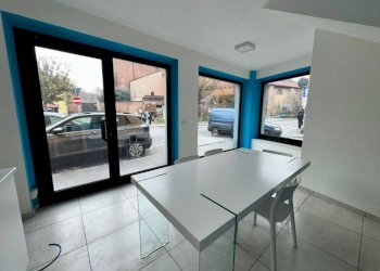 Interno non residenziale - Negozio via Vittorio Emanuele II, 83, Chieri - foto 1