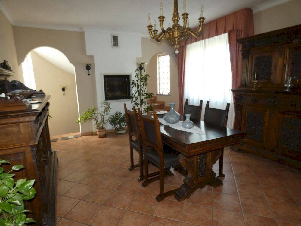 Salone - Appartamento via Pinin Balbo, Alba - foto 1