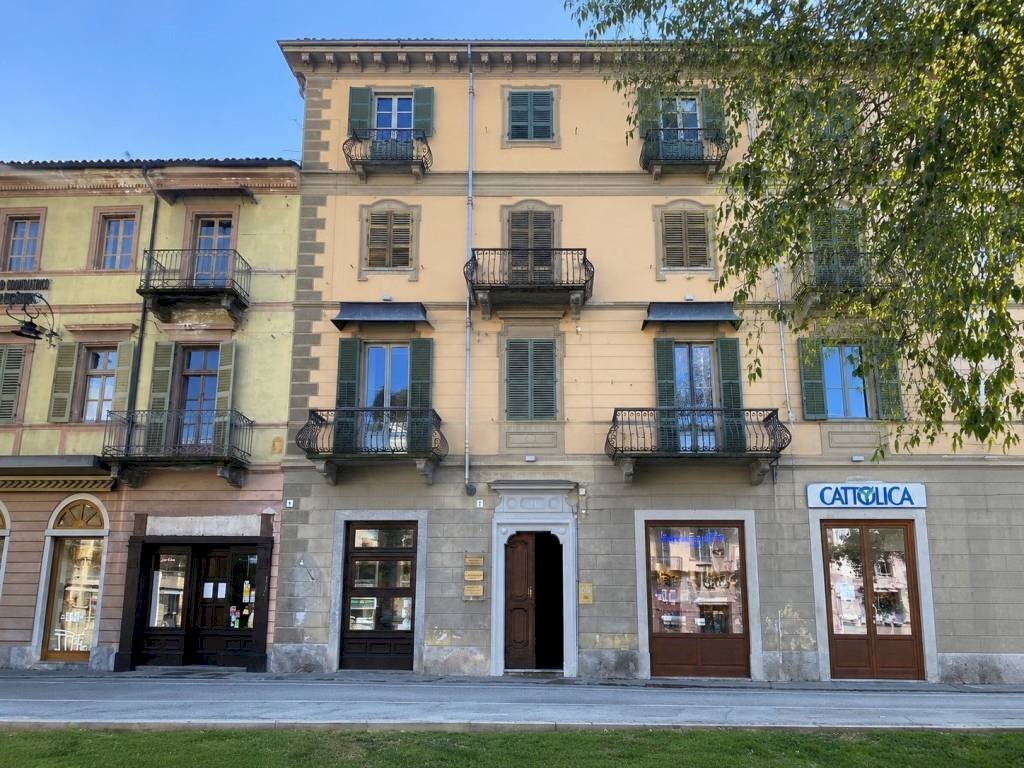 Facciata - Appartamento piazza Liderico Vineis, 7, Saluzzo - foto 1