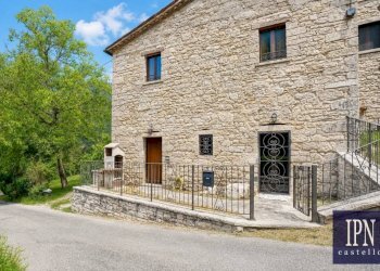 Facciata - Appartamento Località Ca' Giovaccolo, Piobbico - foto 2