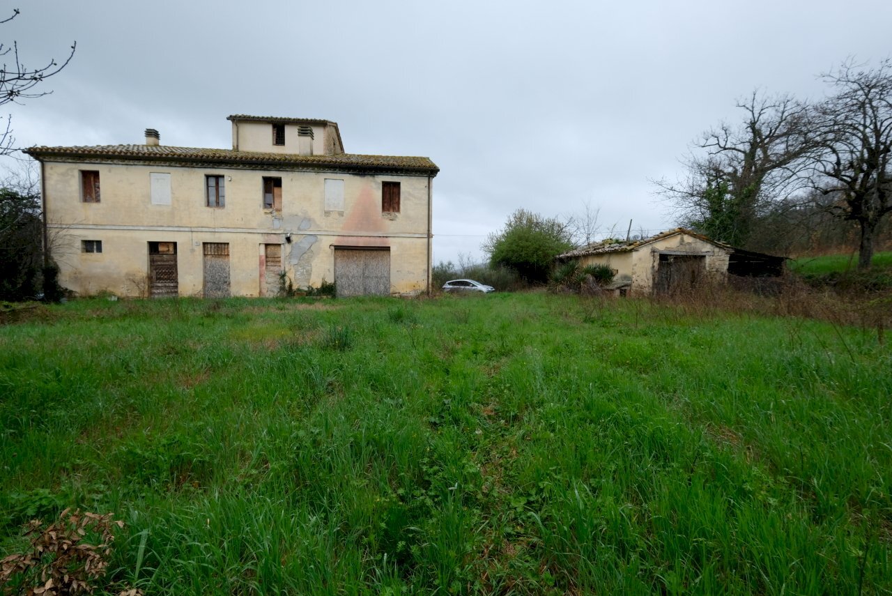 FABBRICATO PRINCIPALE CON CASALE 2 - Agricultural land Contrada Salerna 129, Cupramontana - photo 1