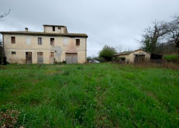 FABBRICATO PRINCIPALE CON CASALE 2 - Agricultural land Contrada Salerna 129, Cupramontana - photo 1