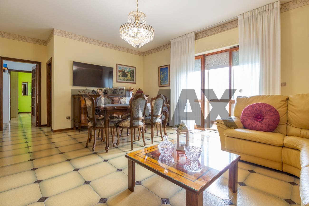 Sala da pranzo - Quadrilocale Via D'Annunzio
 
27, Alanno - foto 1