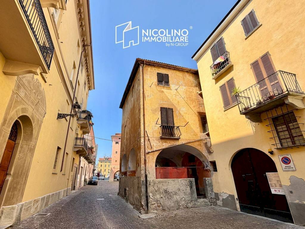 Facciata - Casa indipendente via Carlo Massimiliano Roero, 6, Cuneo (zona Centro) - foto 1