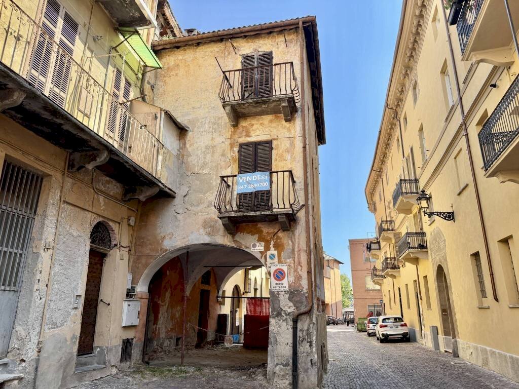 Facciata - Casa indipendente via Carlo Massimiliano Roero, 6, Cuneo (zona Centro) - foto 3