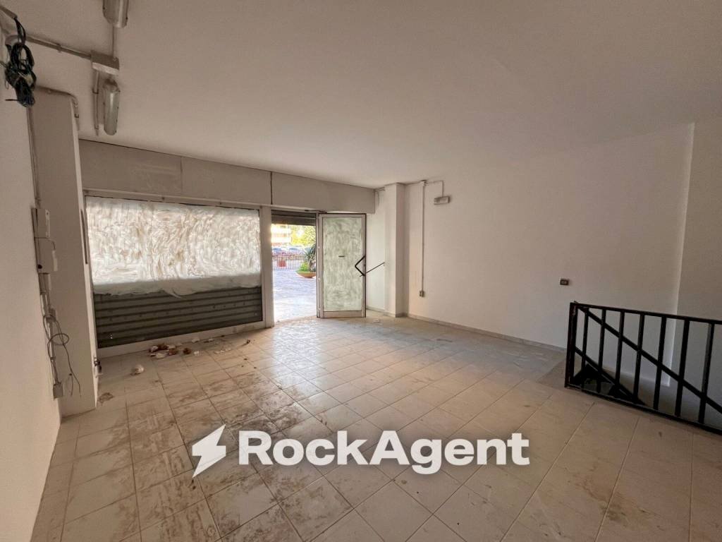 Interno non residenziale - Negozio largo Virgilio Brocchi, 5, Roma - foto 2