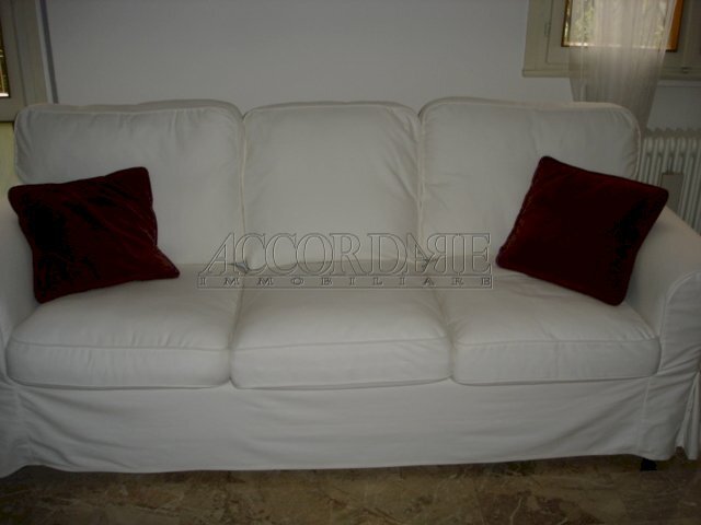 SOGGIORNO DIVANO TRE POSTI BIANCO.JPG - Trilocale Padova - foto 2