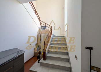 Scala per accedere all\'appartamento - Appartamento Pieve Vergonte - foto 5