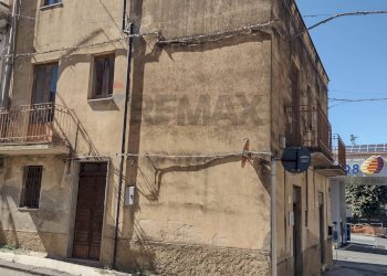 Edificio all\'aperto - Casa indipendente Via Giuseppe Garibaldi
 
121, Mirabella Imbaccari - foto 1