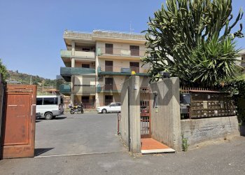 Edificio all\'aperto - Quadrilocale Nizzeti
 
171, Aci Catena - foto 1