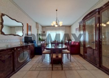Sala da pranzo - Quadrilocale Via Cristoforo Colombo
 
27, Tremestieri Etneo - foto 3
