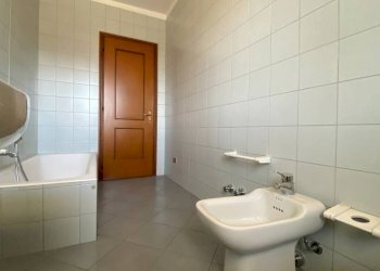 Bagno - Three-room apartment via Luigi Morelli, Castellanza - photo 15